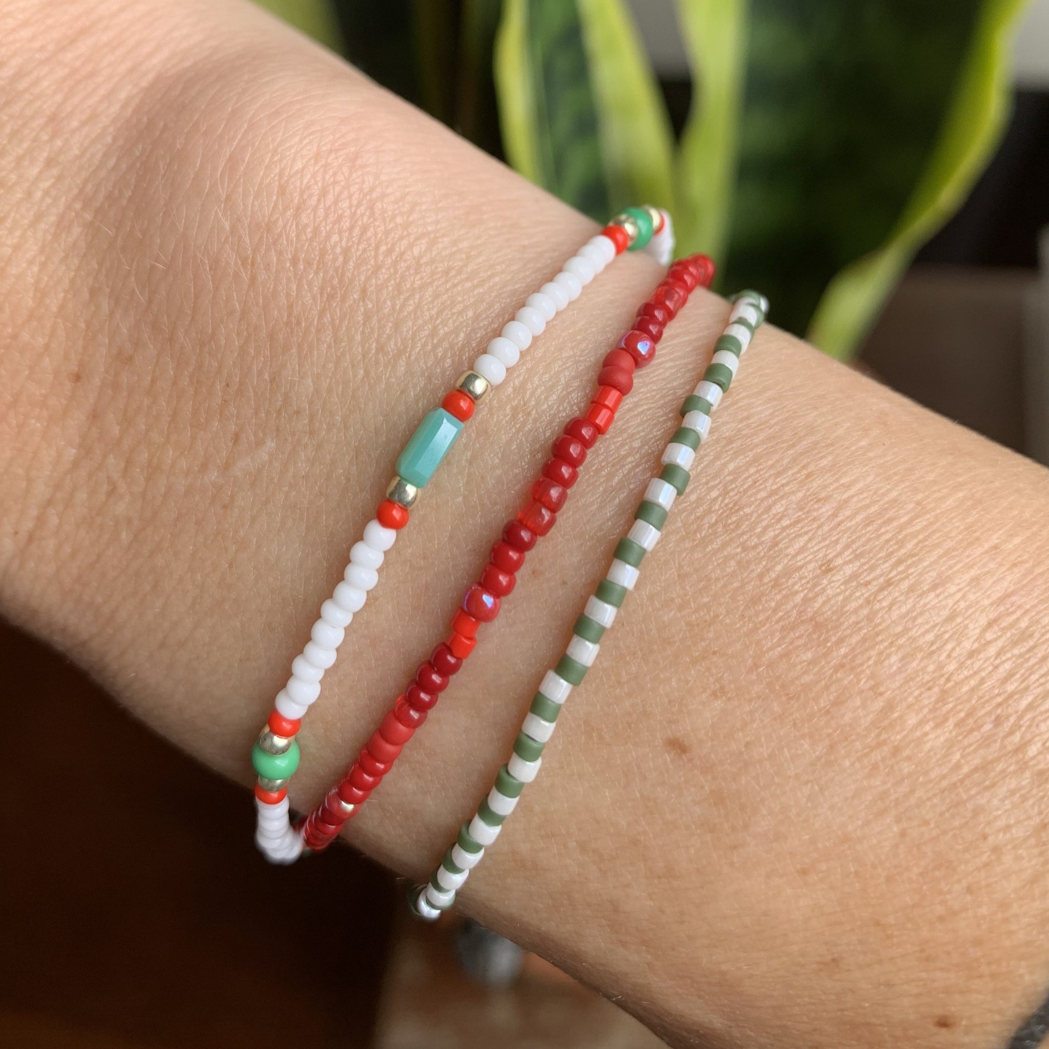 xoxo red and white seed bead heart stretchy bracelet – bryn sanders jewelry