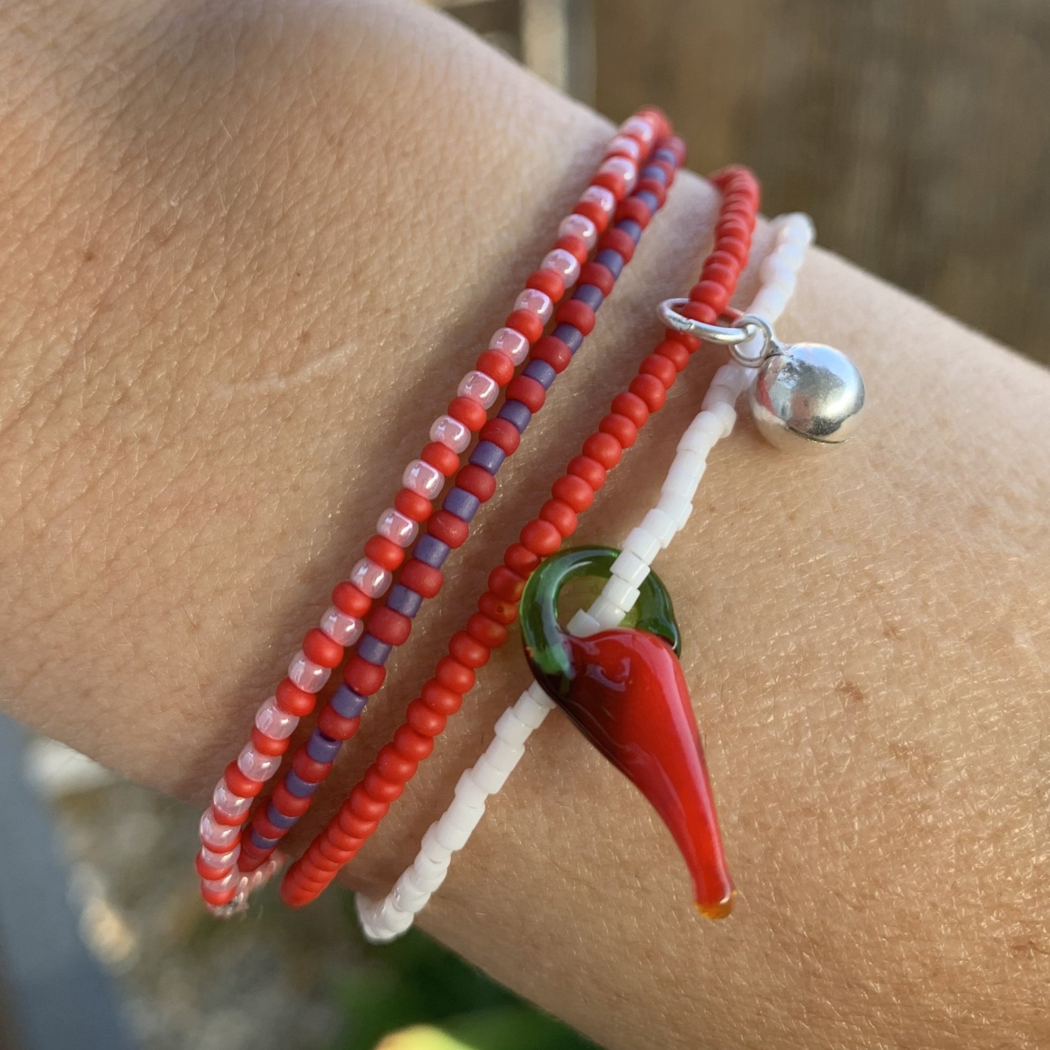 xoxo red and white seed bead heart stretchy bracelet – bryn sanders jewelry